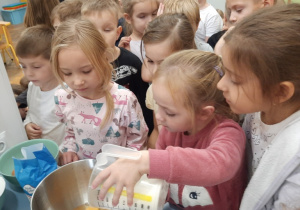 Przedszkolaki dodają mąkę