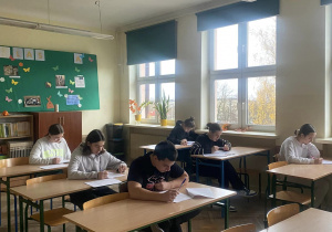 Uczniowie piszą egzamin próbny