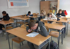 Uczniowie piszą egzamin próbny