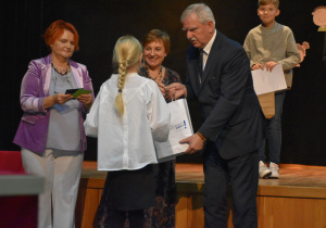 Wręczanie nagród przez p. Jerzego Kowalczyka - Sekretarza Starostwa Powiatowego