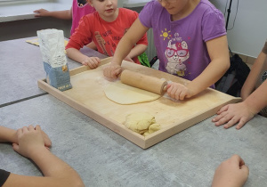 klasa 3a podczas pieczenia ciasteczka z wróżbą na szkolne zabawy andrzejkowe
