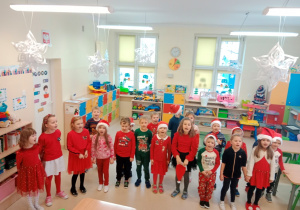 Dzieci śpiewają piosenkę o Mikołajku