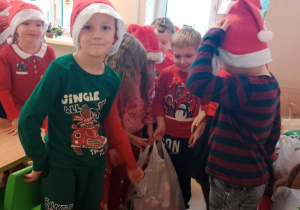 Dzieci odnalazły torbę z prezentami