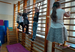 Dzieci podczas ćwiczeń na drabinkach