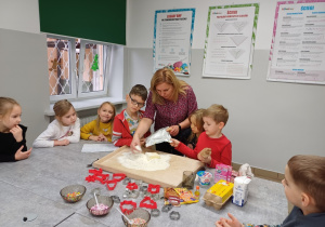 Dzieci przygotowują składniki na ciasto