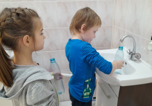 Dzieci nalewają wodę