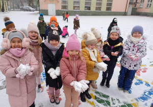 Przedszkolaki podczas zajęć na śniegu