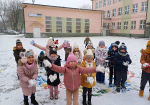 Przedszkolaki podczas zajęć na śniegu
