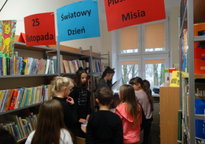 Międzynarodowy Dzień Pluszowego Misia w bibliotece