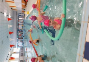 Dzieci z grupy A podczas zajęć na pływalni