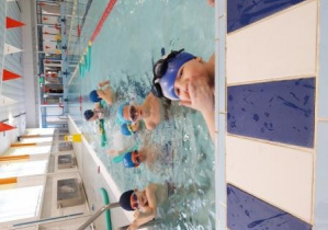 Dzieci z grupy A podczas zajęć na pływalni