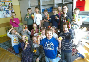 Uczniowie klasy 1a z warzywnymi ufoludkami