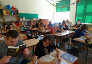 Uczniowie czytają książki