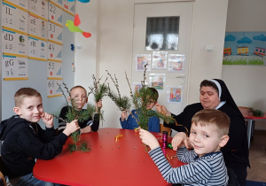Dzieci z oddziału przedszkolnego B z pomocą siostry Marietty i Pani Agnieszki wykonały piękne palmy