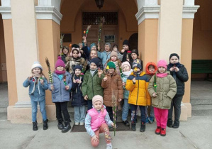 Uczniowie przed Muzeum im. A. hr. Ostrowskiego w Tomaszowie Mazowieckim