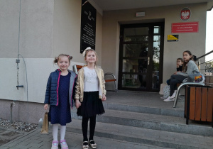 Dziewczynki przed szkołą muzyczną