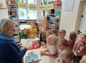 Dzieci z oddziału przedszkolnego B z wizytą w bibliotece szkolnej