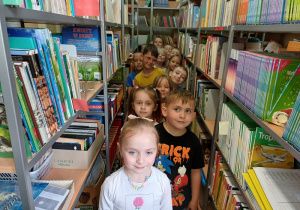 Przedszkolaki w bibliotece szkolnej