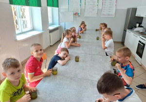 Przedszkolaki jedzą kisiel