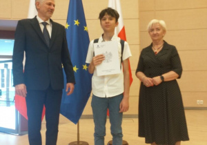 Pamiątkowe zdjęcie z dyplomem laureata w Kuratoryjnym Konkursie z Biologii w Kuratorium Oświaty w Łodzi
