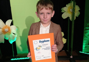 Chłopiec z dyplomem