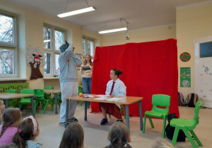 Dziewczęta odgrywające role