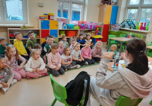 Przedszkolaki podczas przedstawienia