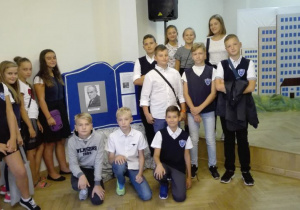 Uczniowie SP 12 na tle wystawy o Stefanie Żeromskim