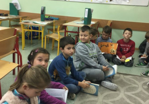 Uczniowie w trakcie czytania