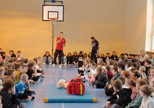 Uczniowie SP 12 podczas spotkania