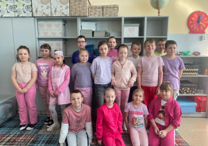 Uczniowie SP 12. Dzień różowy i fioletowy