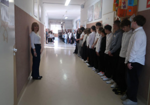 Uczniowie śpiewają Barkę