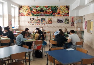Uczniowie rozwiązujący test o zdrowiu