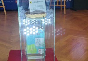kapsuła czasu, w której umieszczono prace laureatów