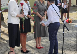 Uczeń podczas zakończenia roku