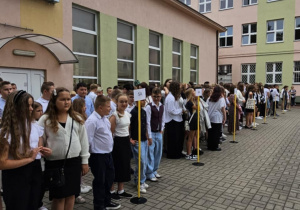Społeczność szkolna podcza uroczystości