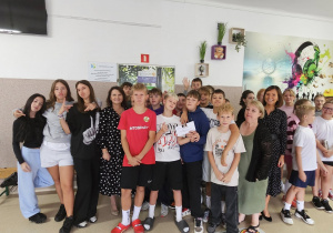 Uczniowie SP 12 z nauczycielami