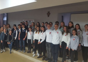 Pamiątkowe zdjęcie z uczniami z Progimnazjum im. Jana Pawła II w Wilnie