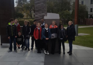Uczniowie SP 12 na tle pomnika poświęconego ofiarom katastrofy smoleńskiej