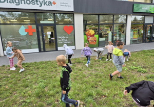 Zerówkowicze sprzątają okolicę szkoły