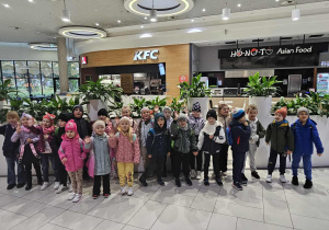 Dzieci przed kinem