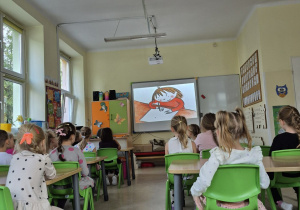 Dzieci oglądają film o powstaniu Dnia Kropki
