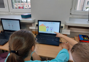 Uczniowie podczas zajęć edukacyjnych