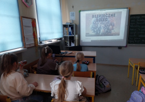 Uczniowie podczas zajęć „Bezpieczna sieć”