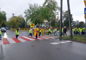 Uczniowie na przejściu dla pieszych
