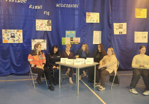 Zaproszeni goście oraz uczniowie podczas debaty