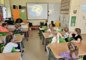 Dzieci poznają zwierzęta świata