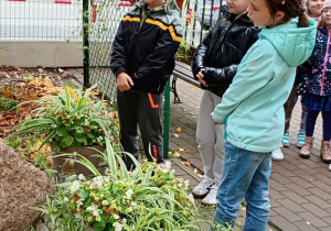 Uczniowie przy kamieniu poświęconemu Patronowi