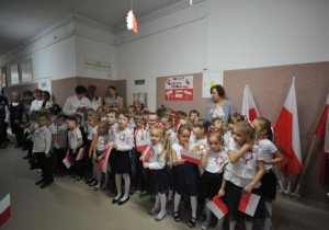 przedszkolaki we wspólnym śpiewaniu hymnu narodowego
