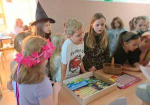 Uczniowie SP 12 podczas przerwy